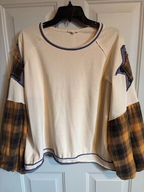 easel Cream Top with Navy Trim
